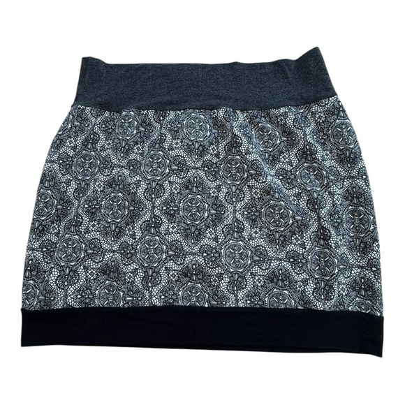 Black & White Lace Print Pattern Skirt - Size XL - Picture 2 of 6